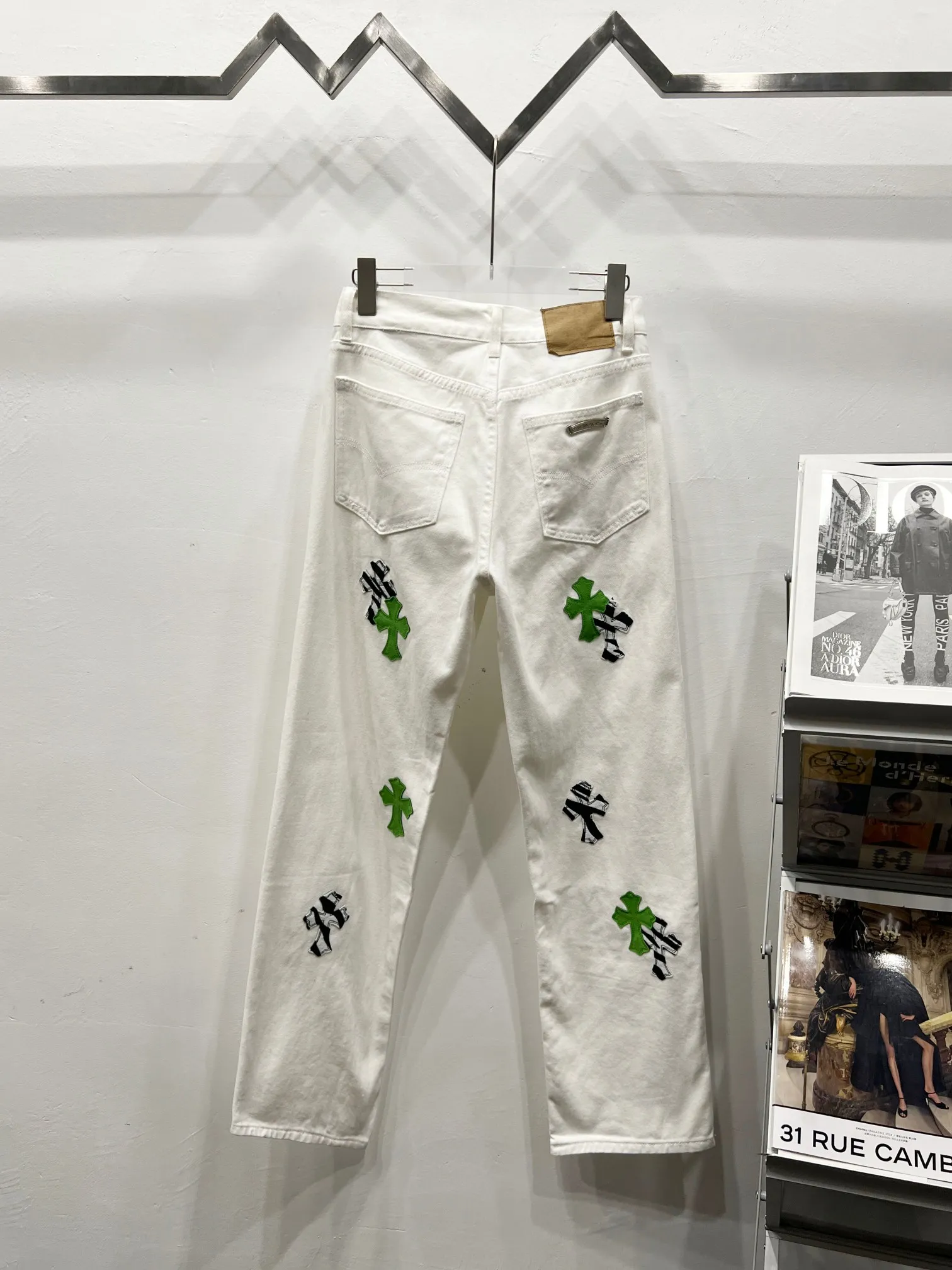 P260 Style number: (c037) Chrome hearts Cross patch leather jeans workwear logging pants Chrome hearts logging pants are here! ! ! CH Croix Heart Double Knee Cross Patch Leather Bo1 Style Logging Pants Straight-leg Work Pants B136 Croix Heart Cross Sanskrit Overalls Price 4W Level, Patched Cross Pattern Decoration, High Waist Washed Jeans! ! Absolutely high-end luxury products, 1.9W level god-level single products, super popular products, made by top heavy industry, not to be missed. About Zangyin, this is an extremely luxurious fashion brand, which can also be called the nobles of the high street. It has always been an exclusive brand of some hipsters or rich second generation. Compared with ordinary high streets, it is more luxurious and noble. Compared with luxury brands, it has a more fashionable personality and has always been a brand that I have a special liking for. Imported yarn is custom-woven into a high-density twill canvas, which ensures a crisp silhouette while the fabric feels very delicate. It follows the B01 classic silhouette, with a crisp and stylish upper body. The ready-made garments are stone-ground and fermented and can be matched with any style. Buttons and zinc are washed with genuine YKK retro metal products. Double-layered canvas on the front. Perfect details. All hardware is perfect. Size: s-XXL Color: White